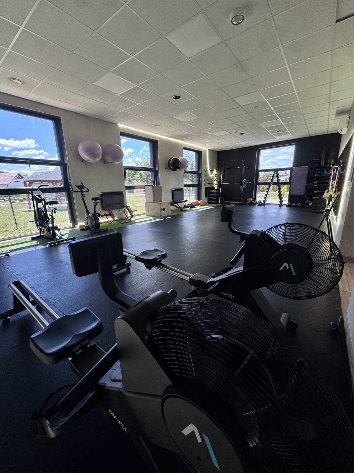 Strefa cardio z wentylatorami VIBRAÉ w studiu Kuźnia