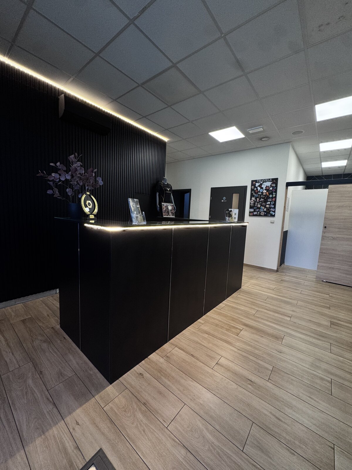 Detal wnętrza — bar z podświetleniem w studiu Kuźnia
